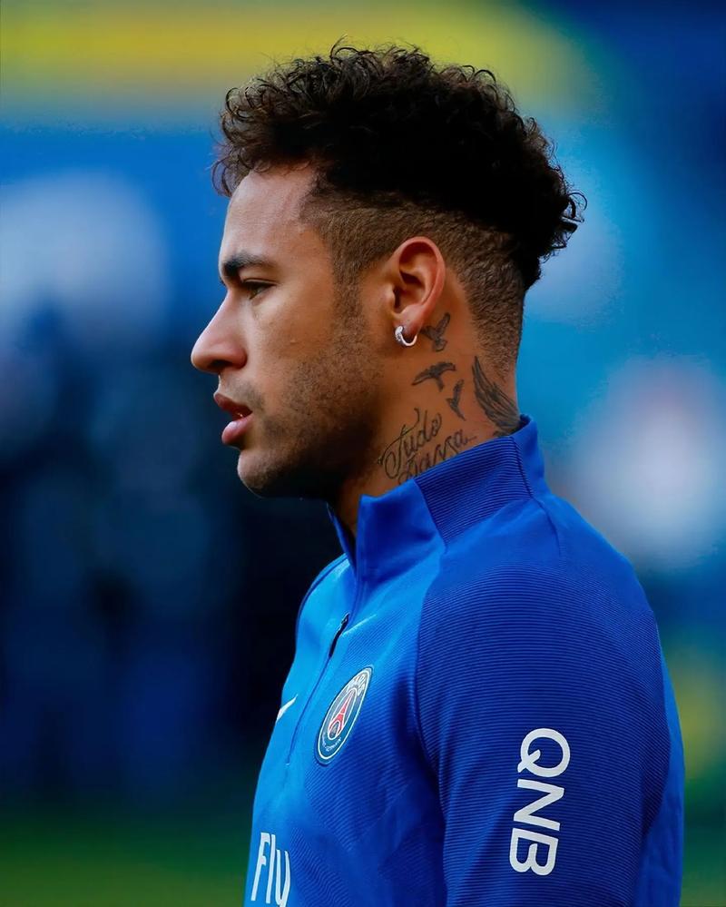 北京男篮在俱乐部杯首战惨败，内线劣势明显，外援表现疲软，青岛男篮以较大优势取胜。