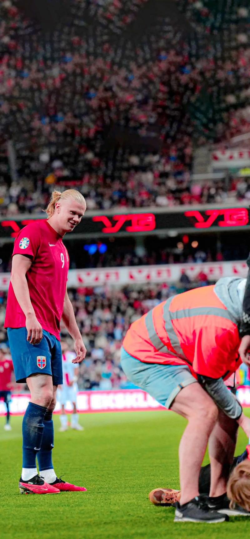 米体：将有一万名左右的那不勒斯球迷远征罗马，警方压力很大